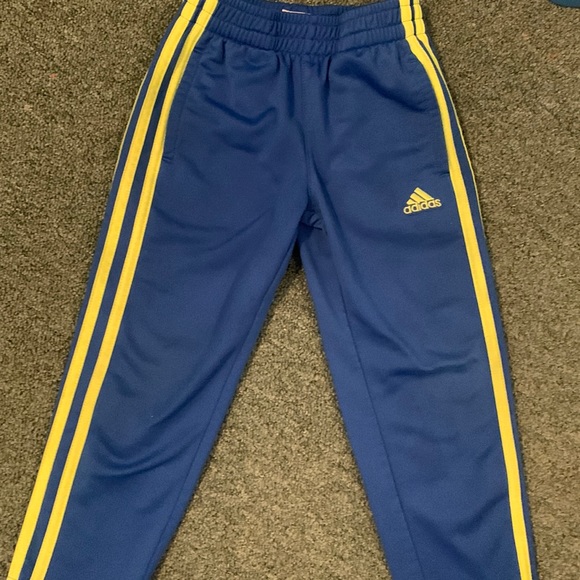 Adidas boys size 4T - Picture 2 of 4